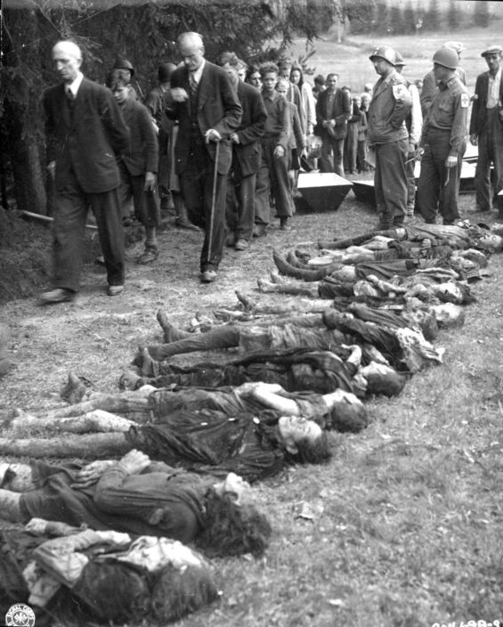 Leichen verstorbener Frauen (Quelle: https://commons.wikimedia.org/­wiki/­File:VolarydeadJews.jpg)