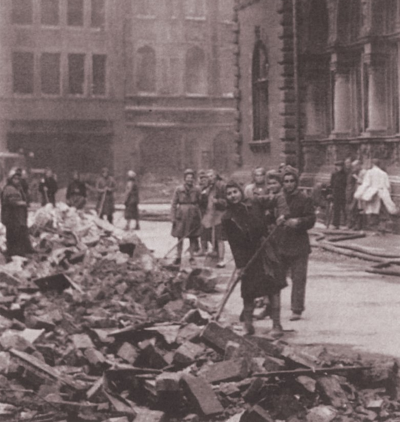 Jüdische Zwangsarbeiterinnen in der Bremer Innenstadt, 1944. Quelle: Staatsarchiv Bremen 10, B 1944-03/137. LA